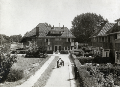 24747 Gezicht op enkele huizen aan de Utrechtseweg te De Bilt, uit het zuidwesten, ter hoogte van Steinenburg.
